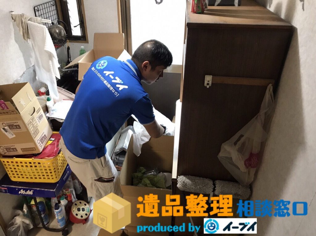 2018年2月14日大阪府柏原市で遺品整理の片付け作業で生活用品の処分。写真2