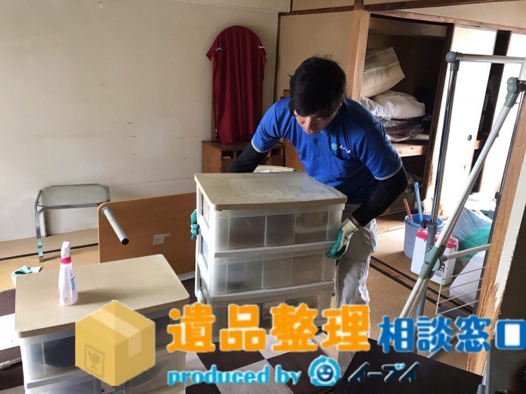 2018年5月21日大阪府堺市で遺品整理に伴う家財道具の処分や片付け作業の様子。写真1