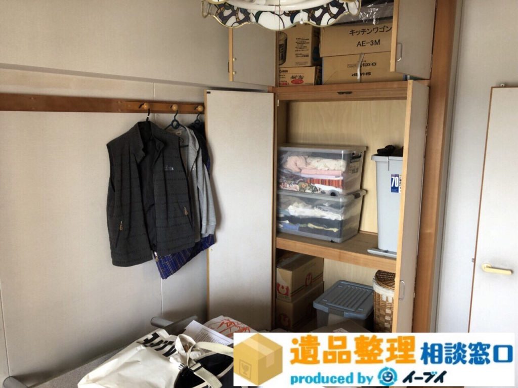 2018年7月30日大阪府河内長野市で遺品整理作業に伴い押入れの荷物や衣類の片付け作業。写真4
